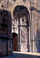 34. Pórtico, Santa María. (Óleo sobre lienzo. 73x50 cm.)